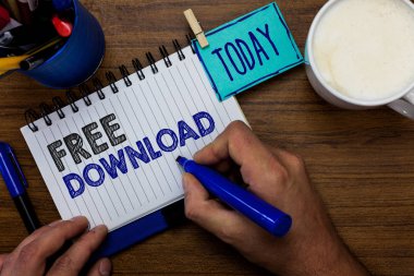 Ücretsiz Download gösterilen metin işareti. Kavramsal fotoğraf Transfigure başlatmak Freebies kablosuz görüntü işaretçisi defter clothespin hatırlatma ahşap masa fincan kahve tutan adam anahtarında.