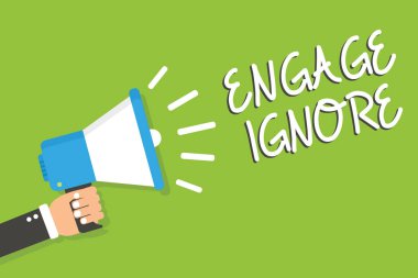 El yazısı metnini Engage yoksay. Küs müyüz manipülatif ceza somurtuyor Shunning yüksek sesle konuşan megafon hoparlör yeşil arka plan iletisi tutan adam anlam kavramı.