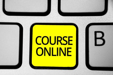 Kursu Online yazma el yazısı metin. Kavram anlamı elearning elektronik eğitim uzak çalışma dijital sınıf klavye sarı anahtar niyet oluşturma yansıma belge bilgisayar.