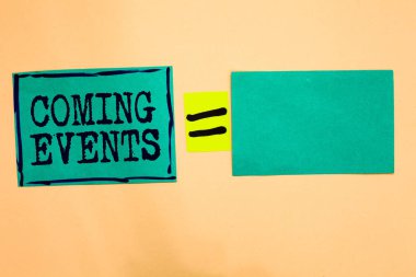 El yazısı metin Coming Events. Yakında gelecek planlanan olay kavramı anlamı karşılamak yaklaşan gelecekte anımsatıcıları eşittir işareti önemli mesajlar hatırlamak kağıt notları turkuaz.
