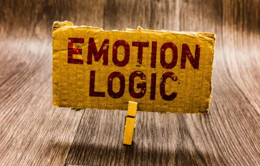 Kavramsal el duygu mantık gösterilen yazma. İş fotoğraf metin kalp ya da beyin ruh ya da istihbarat karışıklık eşit dengesi kağıt notları anımsatıcıları soru önemli cevap soran işareti.