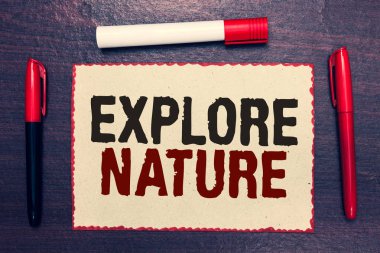 Keşfetmek Nture metin ofis portre dizüstü bilgisayar klavye üzerinde yapılan yazma. İş kavramı kopya ile siyah arka plan üzerine rezerv kamp koruma sefer Safari park çalıştay için