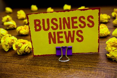 Word metin yazma Business News. Hatalar iş kavramı ticari haber ticaret rapor Pazar güncelleştirme kurumsal-fikir klip sarı kağıt buruşuk not kağıtları birkaç holding için çalışır.