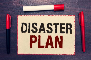 Afet planı gösterilen Not yazma. Acil durum hazırlık hayatta kalma ve ilk yardım kiti açık defter sayfa işaretçileri fikirler ahşap arka plan ile iletişim kurmak için cevap vitrine iş fotoğraf.