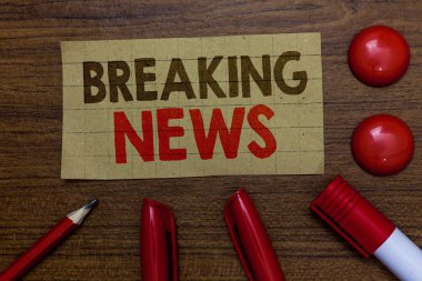 Haber yazma el yazısı metin. Özel rapor duyuru oluyor geçerli sorunu Flashnews karton işaretleri kalem ahşap arka plan fikirler kırmızı topları iletişim anlam kavramı.