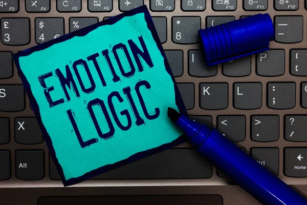 Texto para escrita de palavras Emotion Logic. Conceito de negócio para coração ou cérebro Alma ou inteligência Confusão Equal Balance Teclado de papel turquesa Inspiração comunicar mensagens de ideia marcadores azuis . — Fotografia de Stock