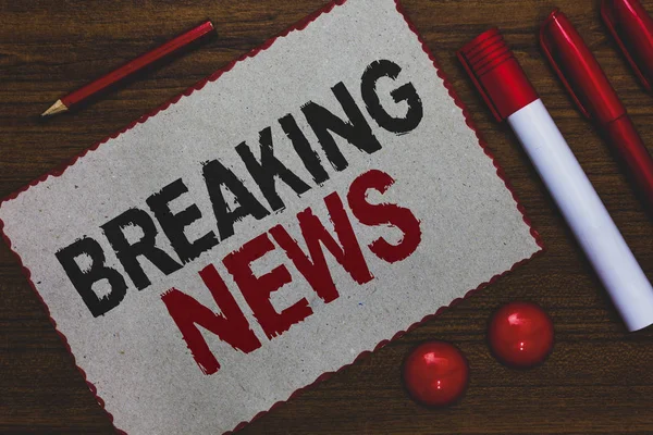 Kavramsal el Breaking News gösterilen yazma. Özel rapor duyuru oluyor geçerli sorunu Flashnews beyaz kağıt kırmızı vitrine iş fotoğraf belirteçleri kalemleri ahşap arka plan sınırları.