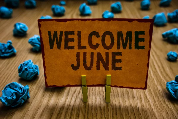 Escritura a mano conceptual que muestra Welcome June. Texto de la foto del negocio Calendario Sexto mes Segundo trimestre Treinta días Saludos Pinzas de tela con papel naranja nota papeles arrugados error . — Foto de Stock