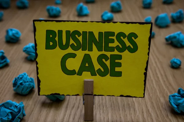 Business Case gösterilen metin işareti. Kavramsal fotoğraf teklifi girişim sözlü sunu yeni görev sarı kağıt buruşuk not kağıtları birkaç tutan Clothespin hata çalışır.