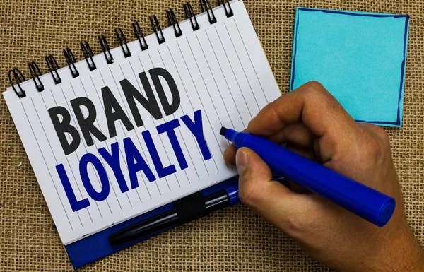 Texte écrit par mot Brand Loyalty. Concept d'affaires pour l'achat répété Ambassadeur Patronage Favori Trusted Man tenant marqueur notebook page rappel communiquer idées Jute background . — Photo