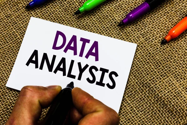 Schrijven van notitie weergegeven: Data-analyse. Zakelijke foto presentatie vertalen nummers aan analytische conclusie Forecasting Man hand met marker Witboek communiceren idee Jute achtergrond. — Stockfoto