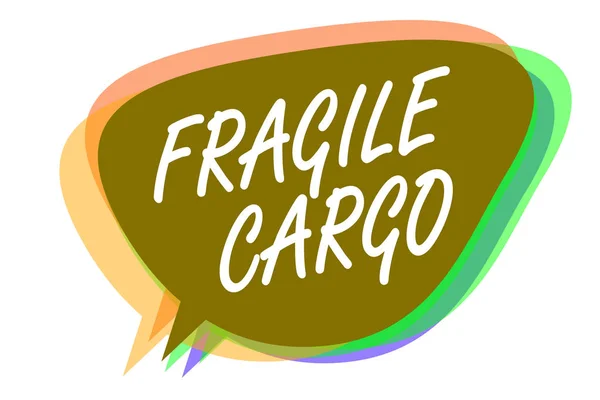 Teks tulisan Fragile Cargo. Konsep bisnis untuk Breakable Handle with Care Bubble Wrap Glass Hazardous Goods Speech Bayangan peringatan pesan gagasan penting untuk dikatakan . — Stok Foto