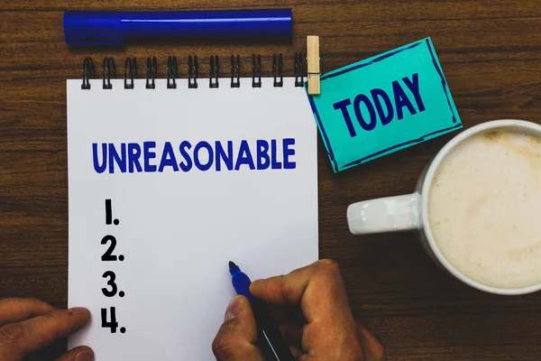 Kavramsal el neler gösterilen yazma. Kabul edilebilirliği veya adalet uygunsuz adam sınırları aşan iş fotoğraf metin işaretçisi defter clothepin hatırlatma ahşap masa kahve holding.