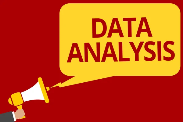 Handskrift text skriver dataanalys. Begreppet mening Översätt nummer till analytisk slutsats prognoser Man håller MegaFon högtalare bubbla talmeddelande talade högt. — Stockfoto