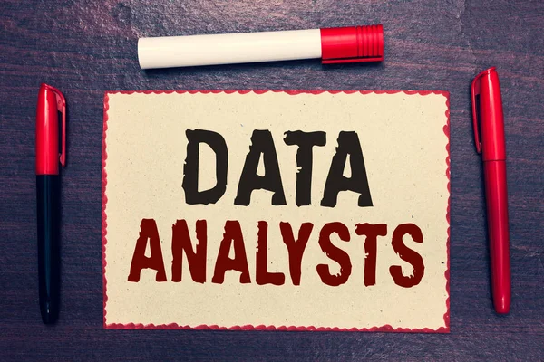 Nota de escritura que muestra a los analistas de datos. Diseño y creación de informes Identifica patrones Marcadores de página de cuaderno abierto que comunican ideas con fondo de madera . — Foto de Stock