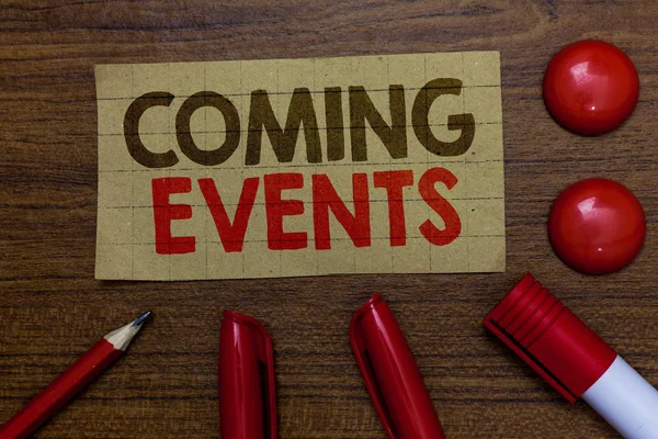 El yazısı metin yazma Coming Events. Yakında fikirler kırmızı topları iletişim gelecek planlanan karşılamak yaklaşan gelecekte karton işaretleri kalem ahşap arka plan oluyor anlam kavramı.