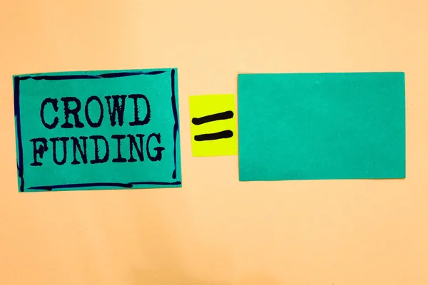 Texto de escritura Crowd Funding. Concepto significado Recaudación de fondos Kickstarter Startup Pledge Plataforma Donaciones Papel turquesa notas recordatorios signo igual mensajes importantes para recordar . — Foto de Stock