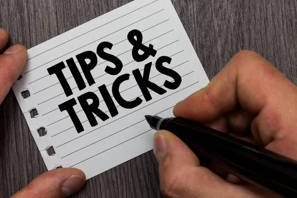 Konceptuella hand skrivande visar Tips och Tricks. Företag foto skylta steg Lifehacks praktiska råd rekommendationer färdigheter Man håller markör notebook trä sidbakgrund. — Stockfoto