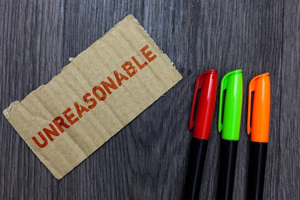 Word metin yazma neler. İçin iş kavramı kabul edilebilirliği veya adalet uygunsuz karton önemli hatırlatma iletişim fikirleri işaretleri ahşap arka plan sınırları aşan.