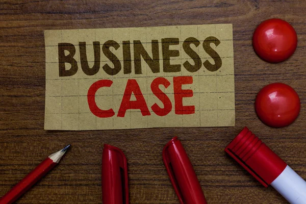 Business Case yazma el yazısı metin. Teklifim girişim sözlü sunu yeni görev karton işaretleri kalem ahşap arka plan fikirler kırmızı topları iletişim anlam kavramı.