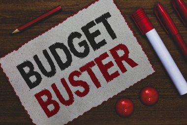 Kavramsal el bütçe Buster gösterilen yazma. İş fotoğraf kaygısız harcama pazarlık gereksiz alımları harcamaları beyaz kağıt kırmızı vitrine belirteçleri kalemleri ahşap arka plan sınırları.