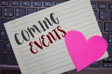 Kavramsal el Coming Events gösterilen yazma. Yakında gelecek planlanan olay fotoğraf iş vitrine karşılamak yaklaşan gelecekte defter kağıt klavye romantik güzel fikirler türü bilgisayar.
