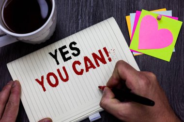 Kavramsal el yazma gösteren Evet sen yapabilirsin iş fotoğraf metin pozitifliği teşvik ikna cesaret güven korumak adam holding marker ahşap masa kahve Kupası kupa fikirler vermesini.