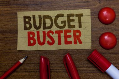 Bütçe Buster yazma el yazısı metin. Kaygısız harcama pazarlık gereksiz alımları harcamaları karton işaretleri kalem ahşap arka plan fikirler kırmızı topları iletişim anlam kavramı.