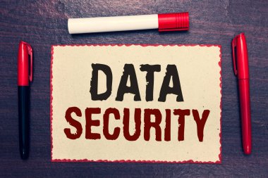 Veri güvenliği gösterilen Not yazma. Ahşap arka plan ile fikirler iletişim gizlilik Disk şifreleme yedekleme parola koruma açık defter sayfa işaretçileri vitrine iş fotoğraf.