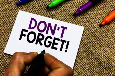 Don t değil unut gösterilen Not yazma. Know kalp düşünüyorum geri düzeltmek tarafından zihin yenileme bellek adam el işaretçisi beyaz kağıt fikir Jüt arka plan iletişim tutarak vitrine iş fotoğraf.