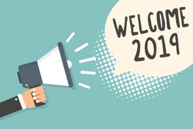 El yazısı metin hoş geldiniz 2019. Yeni yıl kutlama motivasyon alkış Tebrikler megafon hoparlör konuşma balonu mavi arka plan yarı ton tutan adam başlatmak için anlam kavramı.