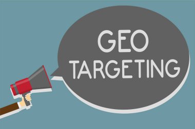 Coğrafi hedefleme gösterilen Not yazma. Dijital reklam sayısı IP adresi Adwords kampanyaları konumu megafon hoparlör konuşma balonu mesajı yüksek sesle konuşan tutan adam vitrine iş fotoğraf.