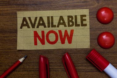 Kullanılabilir şimdi yazma el yazısı metin. Kullanışlı uygun bugün mevcut lisans burada fikirler kırmızı topları iletişim erişilebilir karton işaretleri kalem ahşap arka plan gemide anlam kavramı.