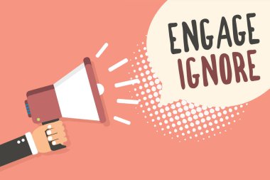 Kavramsal el meşgul görmezden gösterilen yazma. Küs müyüz manipülatif ceza somurtuyor Shunning megafon konuşma balonu pembe noktalı resim tutan adam vitrine iş fotoğraf.