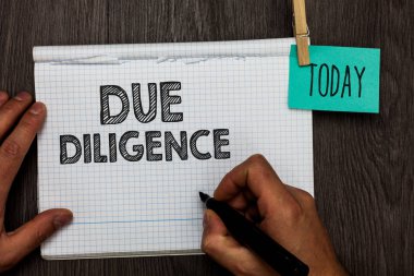 Due Diligence yazma el yazısı metin. Uyarı mektubu clothespins tutan kapsamlı değerlendirme gönüllü soruşturma denetim açık defter clothespin anlam kavramı ahşap masa klipler.