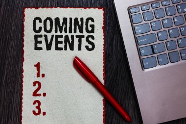El yazısı metin yazma Coming Events. Yakında gelecek planlanan olay kavramı anlamı karşılamak yaklaşan gelecekte parça kağıt kırmızı kenarlıklar siyah kalemi bilgisayar klavye ahşap arka plan.