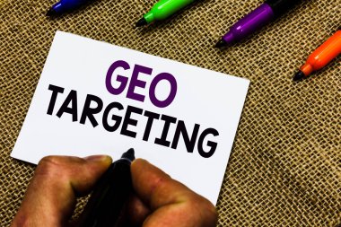 Coğrafi hedefleme gösterilen Not yazma. Dijital reklam sayısı IP adresi Adwords kampanyaları konum adam el işaretçisi beyaz kağıt fikir Jüt arka plan iletişim tutarak vitrine iş fotoğraf.