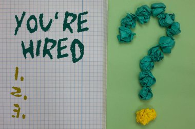 Yeniden gösterilen metin işaret istihdam edilmesini. Soru işareti yeşil arka plan oluşturan kağıtları kavramsal fotoğraf yeni iş istihdam Newbie kayıtlı kabul işe defter kağıt buruşuk.