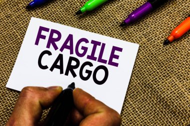 Kırılgan kargo gösterilen Not yazma. Kırılabilir ele işaret beyaz fikir Jüt arka plan iletişim kağıt tutan bakım Bubble Wrap cam tehlikeli mallar adam el ile vitrine iş fotoğraf.