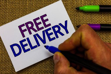 Ücretsiz teslimat gösterilen metin işareti. Kavramsal fotoğraf paketi Kargo Kurye dağıtım merkezi kırılgan adam nakliye el işaretçisi beyaz kağıt fikirler Jüt arka plan iletişim tutarak.