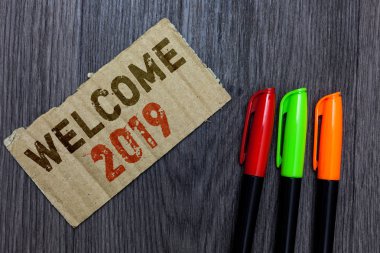 Word metin yazma hoş geldiniz 2019. Başlangıç alkış Tebrikler karton önemli hatırlatma iletişim fikirleri işaretleri ahşap arka plan için yeni yıl kutlama motivasyon için iş kavramı.
