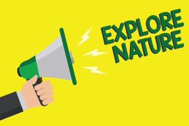 Düz tasarım iş illüstrasyon kavramı dijital pazarlama iş holding megafon için Web sitesi ve promosyon afiş. Çizgi film insan eli holding megafon. Sosyal medya kavramı.