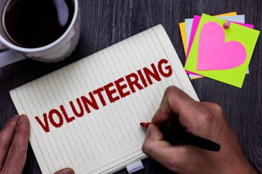 Kavramsal el gönüllülük gösterilen yazma. İş fotoğraf metin sağlamak hizmetleri fikirler ahşap masa vererek hiçbir maddi kazanç isteyerek zorlamak adam holding işaretçi için kahve kupa bardak.