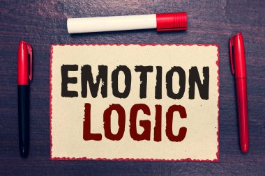 Duygu mantık gösterilen Not yazma. Ahşap arka plan ile fikirler iletişim kalp ya da beyin ruh ya da istihbarat karışıklık eşit dengesi açık defter sayfa işaretçileri vitrine iş fotoğraf.