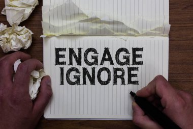 Meşgul görmezden gösterilen Not yazma. Küs müyüz manipülatif ceza somurtuyor Shunning marker defter tutan adam vitrine iş fotoğraf kağıtları kopyalanan sayfaları hatalar yaptım buruşuk.