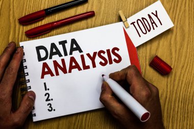 Veri Analizi yazma el yazısı metin. Analitik sonuç tahmini marker defter clothespin hatırlatma ahşap masa fincan kahve tutan adam sayılara çevir anlam kavramı.