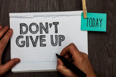 Don t değil Give Up yazma el yazısı metin. Ahşap masa belirlenen azmeden devam inanmak için uyarı mektubu clothespins tutarak kendini açık defter clothespin anlam kavramı klip.