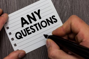 Kavramsal el herhangi bir soru gösterilen yazma. Clueless boş vitrine iş fotoğraf yüz soruşturma anlaşmazlıkları Probes sorunları bilmeceler marker defter sayfa ahşap arka plan tutan adam.