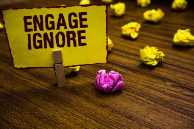 Meşgul görmezden gösterilen Not yazma. Küs müyüz manipülatif ceza somurtuyor Shunning sarı kağıt buruşuk not kağıtları birkaç deneme tutan Clothespin vitrine iş fotoğraf.