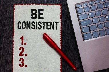 Tutarlı olmak yazma el yazısı metin. Siyah kalemi bilgisayar klavye ahşap arka plan üniforma kalıcı firma değiştirilemez bile değişmeyen Rapport parça kağıt kırmızı kenarlıklar anlam kavramı.